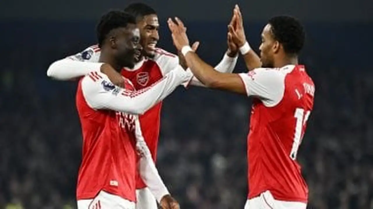 آرسنال يحقق انتصاره العاشر بفارق هدف ويستعيد ذكريات التتويج بالدوري الإنجليزي